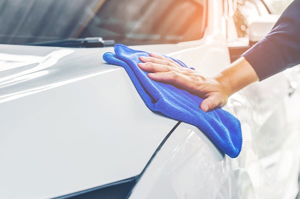 worker polishing car on a car wash